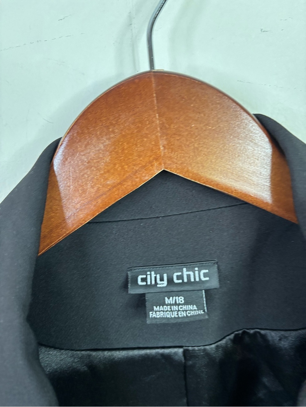 City Chic black double-breasted blazer featuring gold-toned buttons size 18 - Picture 4 of 7